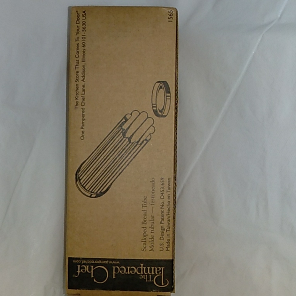 The Pampered Chef  Scalloped Bread Tube #1565